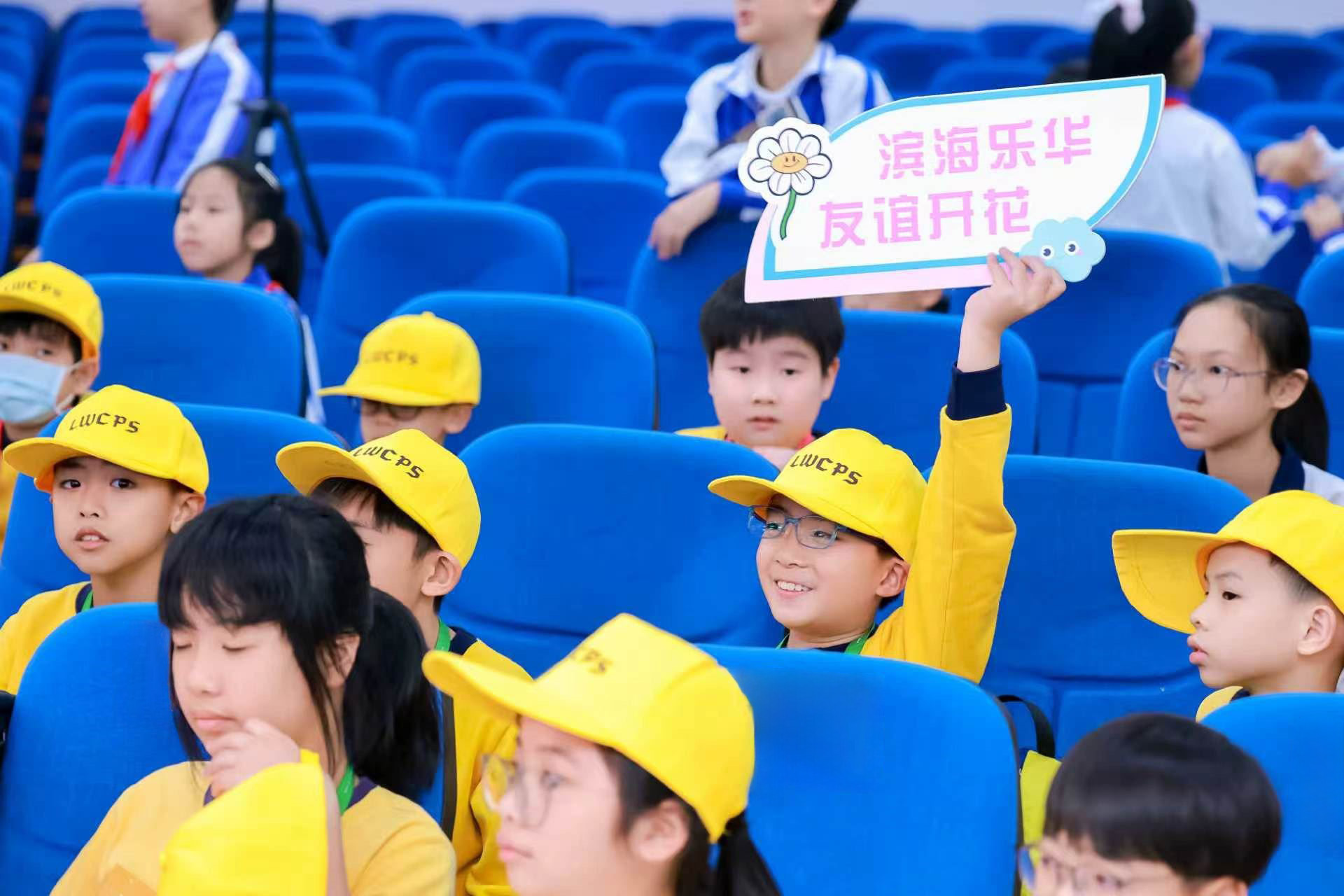 與會的學生積極舉手發言