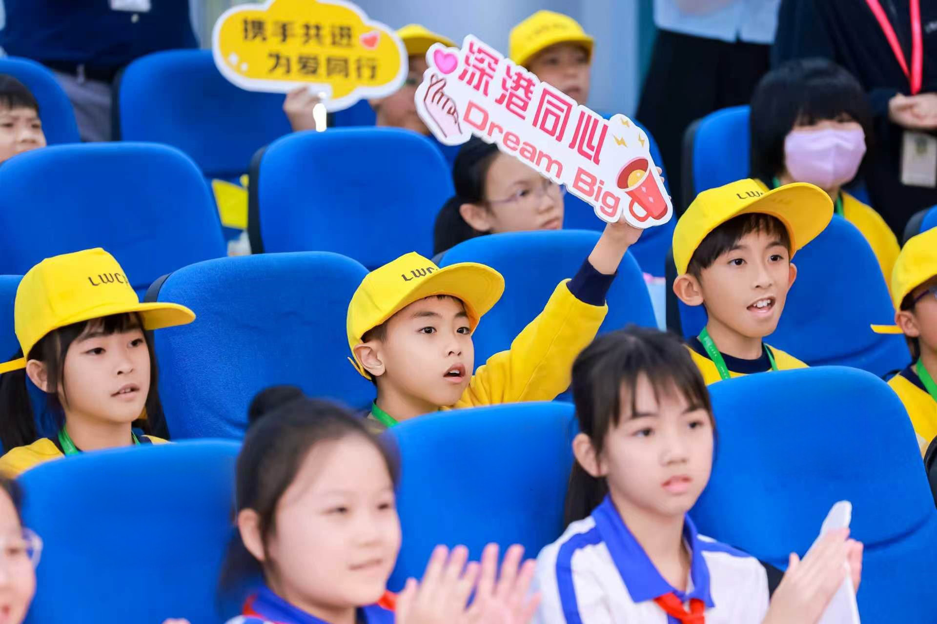 與會的學生積極舉手發言