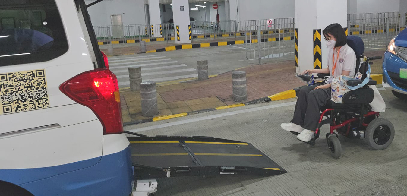 配備升降台的車輛讓使用輪椅的學生更方便地上下車。