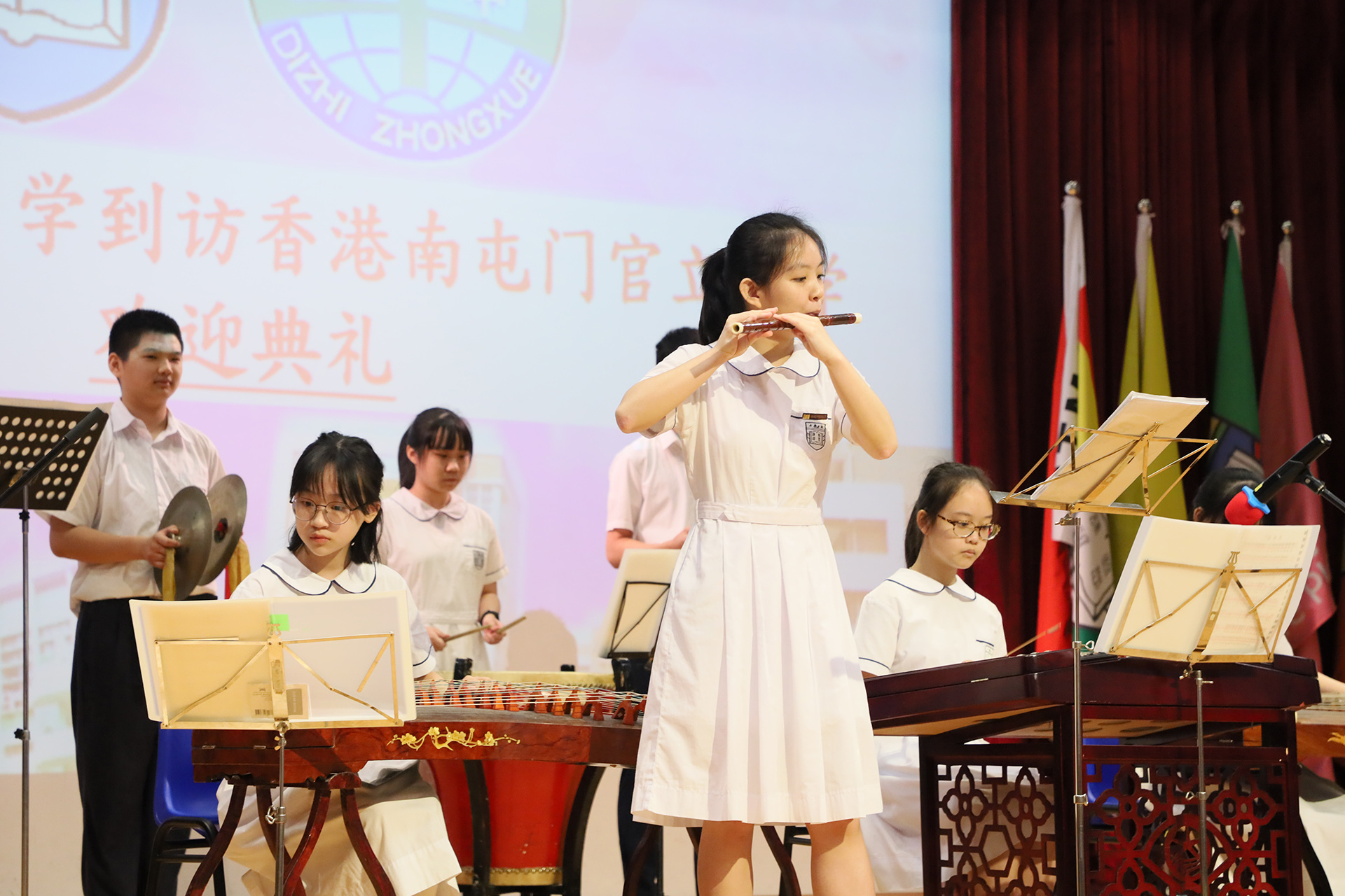 肇庆市地质中学回访南屯官时，通过多样的表演，促进两校学生的文化交流。