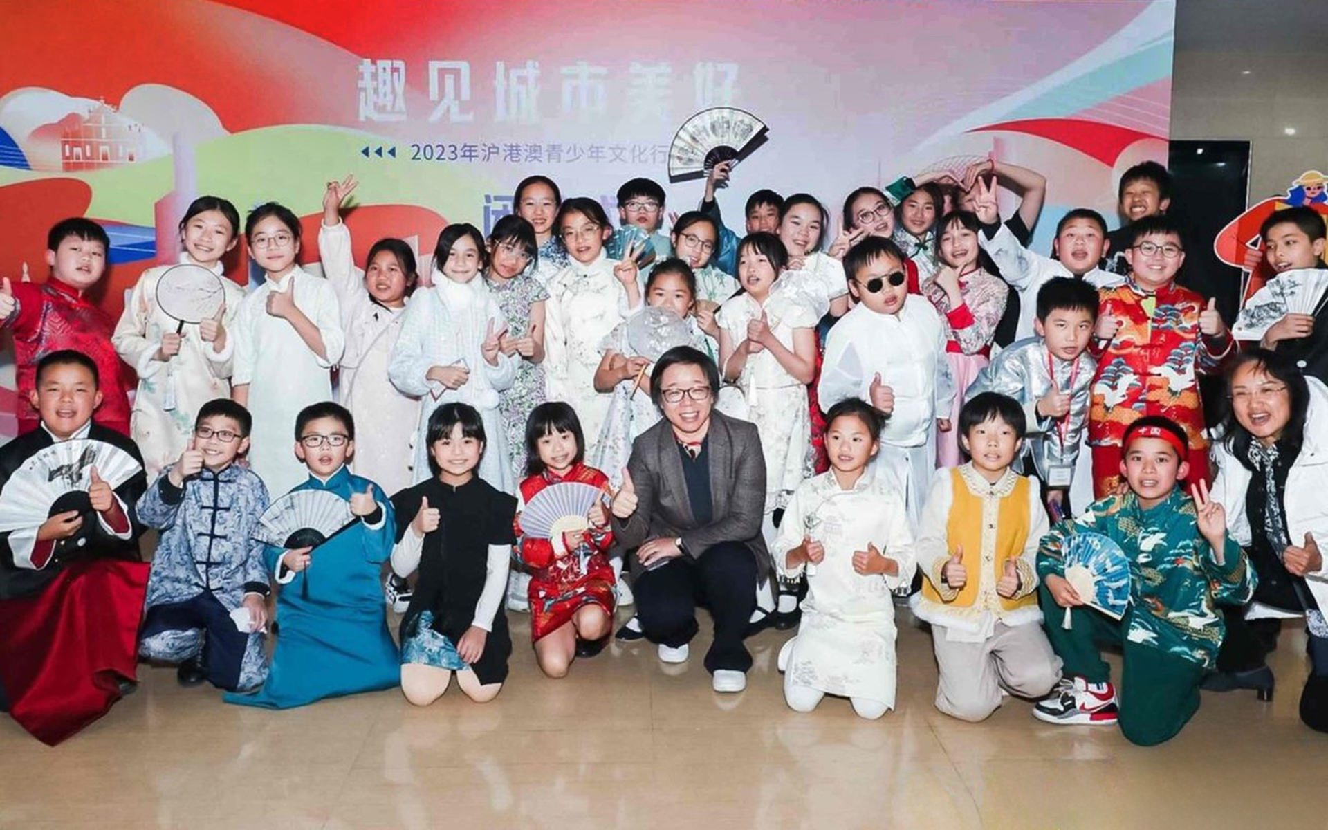 學生換上傳統服飾，準備以「時裝秀」形式展示其學習成果。