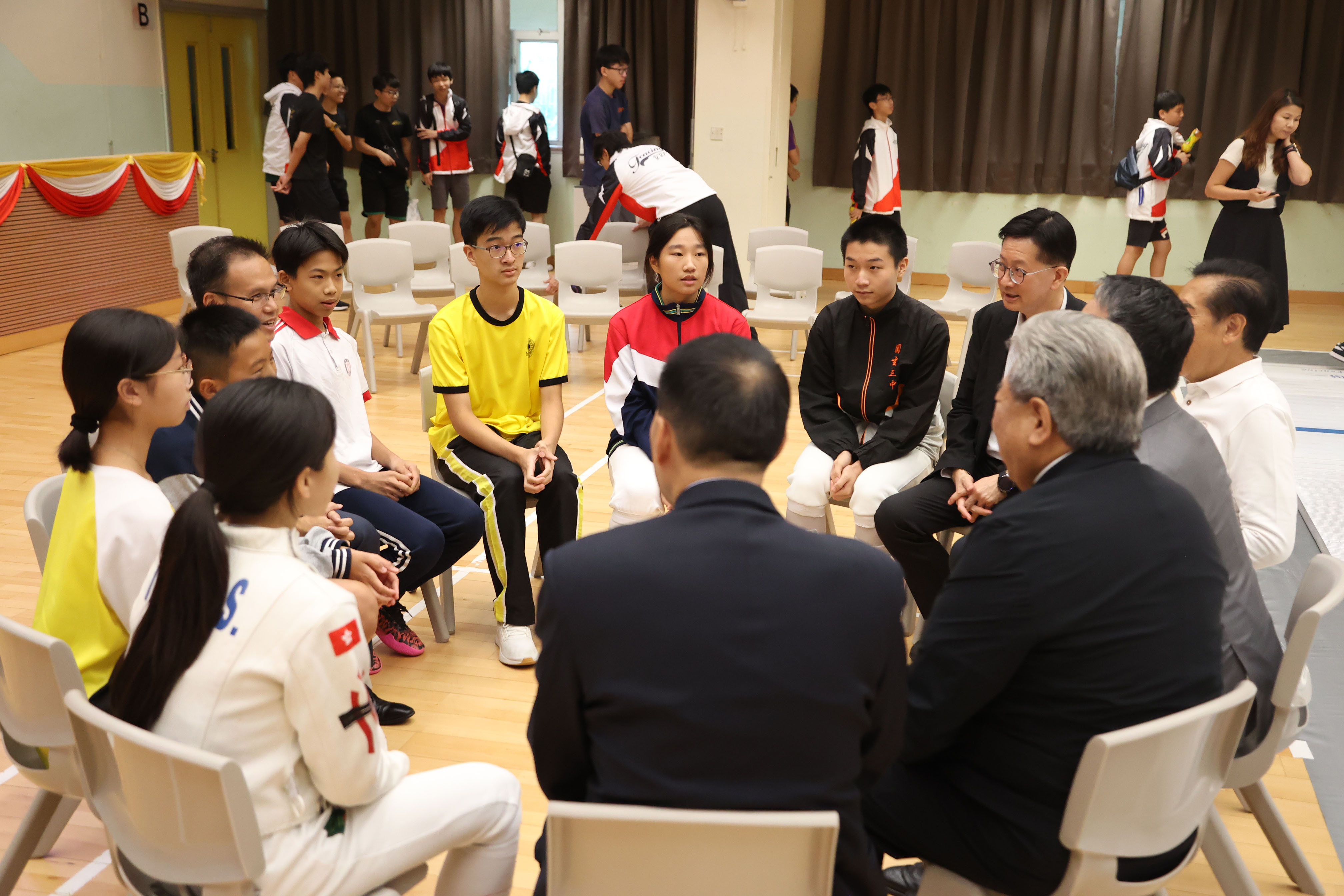 學生分享學習劍擊的心得。